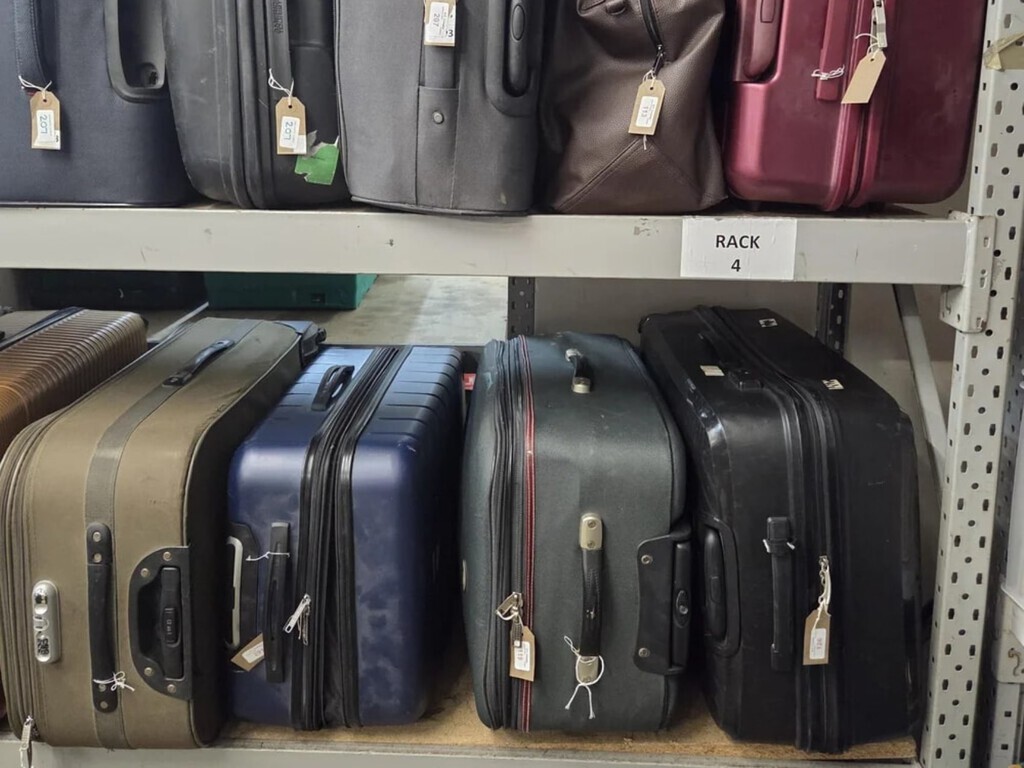 Las maletas perdidas del aeropuerto tienen una segunda vida: subastas en las que se puja para ver (y enseñar) qué tienen 

➡️ directoalpaladar.com/viajes/maletas…