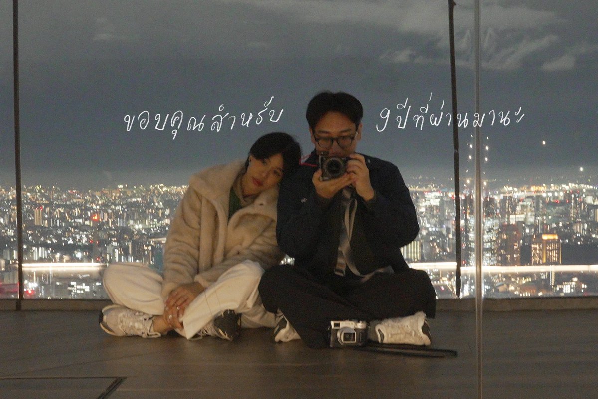 itspimwa's tweet photo. โสดครั้งแรกในรอบ 9 ปี... ขอบคุณกรที่ผ่านอะไรมาด้วยกันเยอะมากจริงๆ ยังจำได้อยู่เลยว่าเราเป็นคนจีบเธอ เดทแรกไปดูหนังแล้วเธอเลี้ยงคัพเค้ก red velvet เลยตัดคำเอามาตั้งเป็นชื่อวงสมัยมหาลัย เธอเป็นมือกลอง เราเป็นนักร้อง จบมหาลัยก็ทำช่องมา��้วยกันจนถึงตอนนี้... 9 ปีนี่นานเหมือนกันเนอะแทบจะ 1/3 ของชีวิตพวกเราเลย ไม่อยากจะเชื่อเลยว่าจะมีวันนึงที่เราจะต้องปล่อยมือจากกันจ��ิงๆ 

ในวันที่เราตัดสินใจจะปล่อยมือกันเราไม่เสียดายเลยสักนิด 9 ปีที่ผ่านมาเราได้เรียนรู้อะไรจากเธอเยอะมากๆ เธอสอนให้เราเป็นที่รู้จักระมัดระวังมากขึ้น เป็นคนที่ไม่ยอมให้คนอื่นมาเอาเปรียบ เป็นคนที่เข้มแข็งและโตขึ้นในหลายๆอย่าง เป็นคนที่ทำให้เรารู้ว่าเรามีความรักในใจที่พร้อมจะมอบให้คนๆนึงมากมายขนาดไหน เราได้ออกจาก comfort zone ตัวเองหลายอย่าง ได้ไปเจอโลกที่เ��าคงไม่มีวันได้เจอถ้าไม่ได้ไปกับเธอ ได้รักไม่ใช่แค่เธอแต่ครอบครัวของเธอด้วย ไม่คิดเลยว่าพี่ๆเธอจะอ้าแขนเปิดรับเราและโอบกอดเราไว้ด้วยความอบอุ่นขนาดนี้ พิมวารักเอิ๊น เจ้ชิง เจ้ฐาและเฮียภพมากๆเลยนะ 

ตอนนี้ที่เป้าหมายและมุมมองชีวิตของเรา 2 คนไม่ตรงกันและอาจจะมีเรื่องที่ทำร้ายจิตใจกันบ้าง เราขอโทษและขอบคุณมากๆนะที่เรียนรู้มาด้วยกันจนวินาทีสุดท้ายของความสัมพันธ์ ถึงตอนนี้จะไม่ได้เป็นแฟนกันแล้วแต่เธอยังคงจะเป็นหนึ่งในคนที่สำคัญมากๆในชีวิตของเรานะกร รักเสมอ(ในฐานะเพื่อนนะโว้ยตอนนี้!! 5555) 

ขอบคุณนะ 🤍