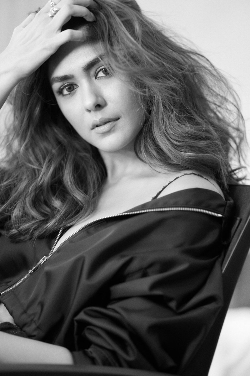 ChennaiTimesTOI's tweet image. Less is definitely more! #MrunalThakur’s monochrome style is giving us all the feels. ✨

#ChicAndSimple #FashionInspo