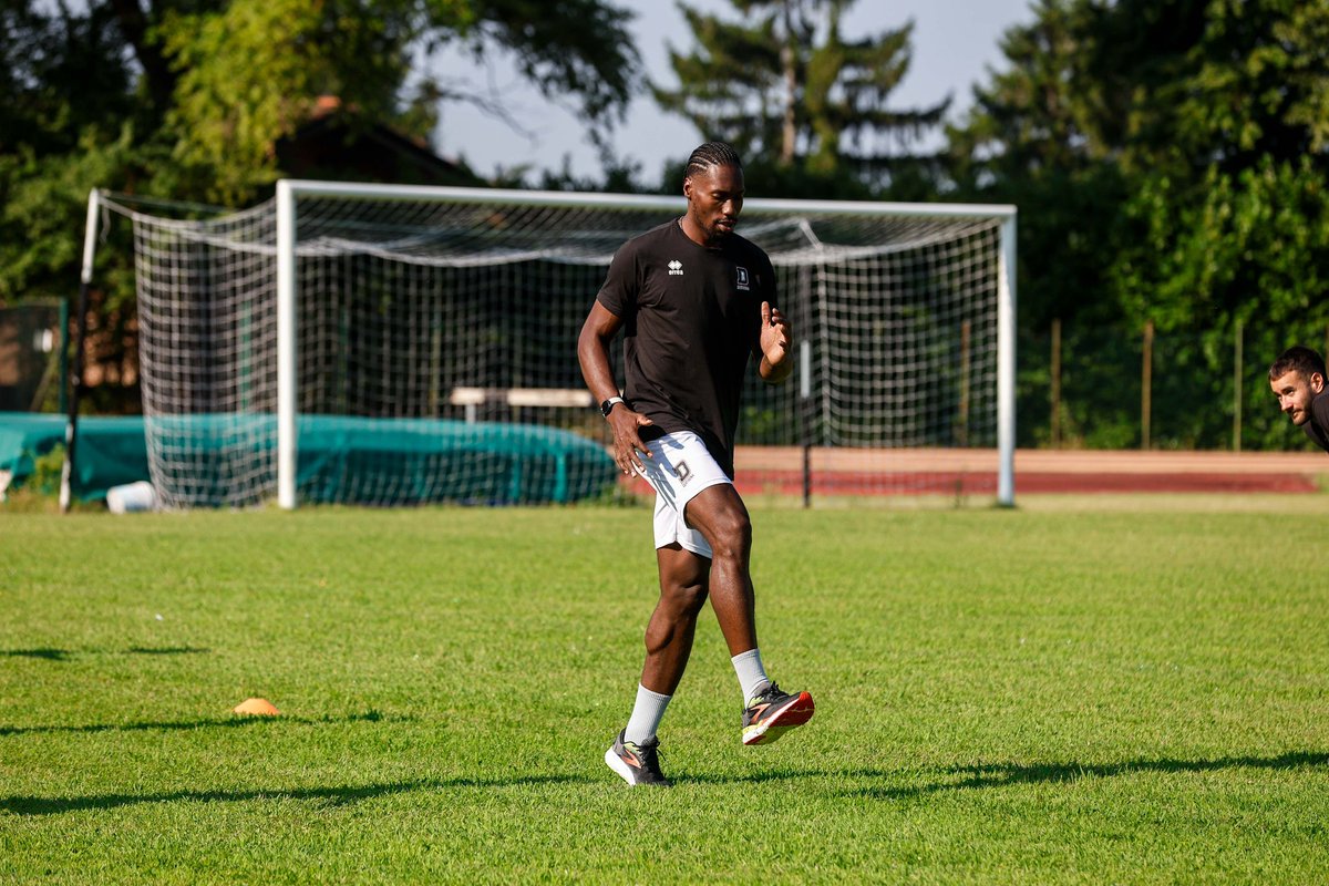 Scampagnata all’aperto 🍃

Risveglio muscolare allo Stadio Fausto Coppi per il Derthona ⚽