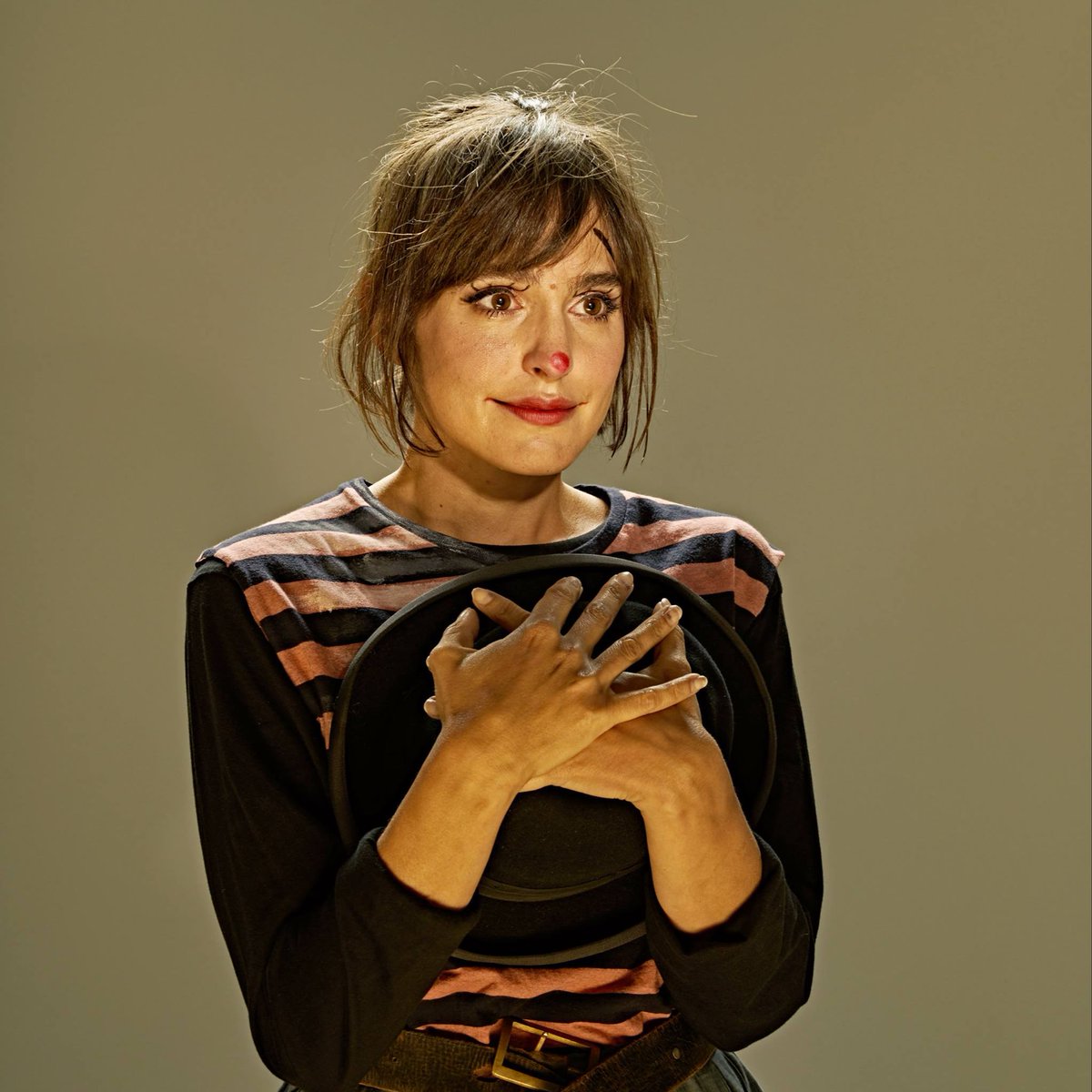 La Sala (RNE) (@lasalarne) on Twitter photo Verónica Echegui hizo mucho teatro: recuperamos palabras de la actriz en charlas en #LaSala de #RNE y fragmentos de 'El amante' y 'La Strada'. Y recomendamos 'Seis puntos sobre Emma', primer largometraje del también desaparecido Roberto Pérez Toledo.
📻🎧
rtve.es/play/audios/la… Verónica Echegui hizo mucho teatro: recuperamos palabras de la actriz en charlas en #LaSala de #RNE y fragmentos de 'El amante' y 'La Strada'. Y recomendamos 'Seis puntos sobre Emma', primer largometraje del también desaparecido Roberto Pérez Toledo.
📻🎧
rtve.es/play/audios/la…