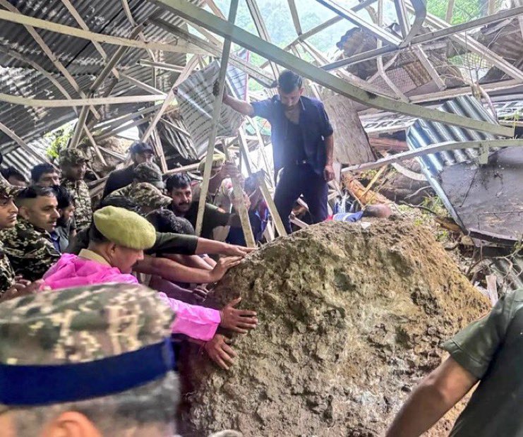 Landslide near Ardhkuwari injures pilgrims; Vaishno Devi yatra suspended, rescue teams deployed amid heavy monsoon rains. #VaishnoDevi #Landslide #floods