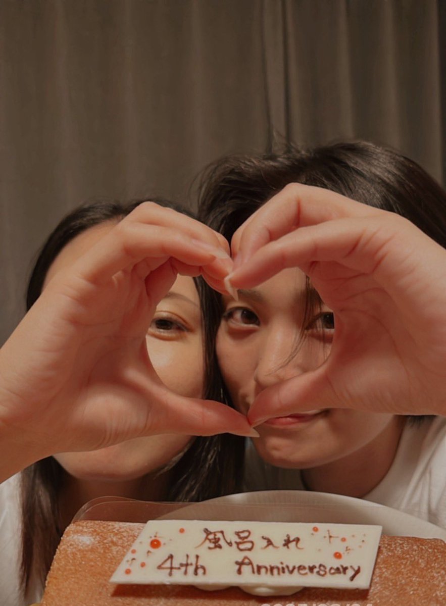 knk_to_'s tweet image. ちょっと前、4年記念〜💓
友達がサプライズで持ってきてくれたケーキは「風呂入れ」のプレートでしたww
仲良くお風呂入ります🤣🤣🤣
4年目もよろしくね🥊

こんな写真撮ることになるなら化粧と服装ちゃんとしとけばよかったわ😇ｸｿｫ