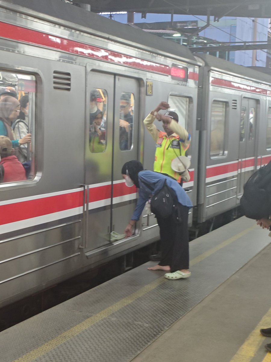 ms_aris's tweet photo. @CommuterLine @CurhatKRL rush hours tanah abang sampe nyangkut sendalnya😁 https://t.co/37awWJ6wY6