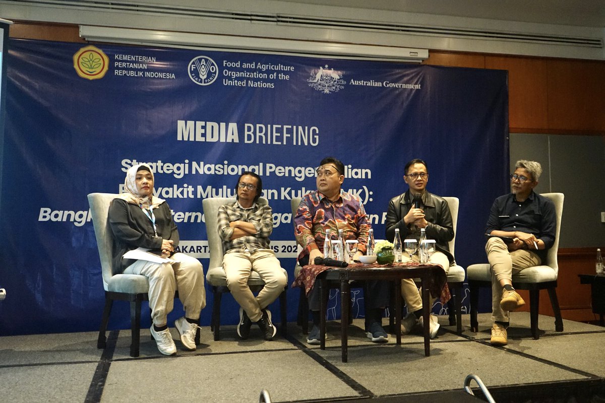 Stronger together against FMD! 🤝

At today’s #mediabriefing , <a href="/FAO/">Food and Agriculture Organization</a> Rep🇮🇩🇹🇱<a href="/AryalRaj1/">Rajendra Aryal</a> &amp; <a href="/ditjen_pkh/">Ditjen Peternakan dan Keswan</a> urged united action to prevent FMD 🐂🐐🦠— through vaccination, biosecurity &amp; vital role of media in raising awareness

Read the news 📰: tinyurl.com/MediaBriefingF…

<a href="/dfat/">Department of Foreign Affairs and Trade 🇦🇺</a> <a href="/DAFFgov/">Department of Agriculture, Fisheries and Forestry</a>