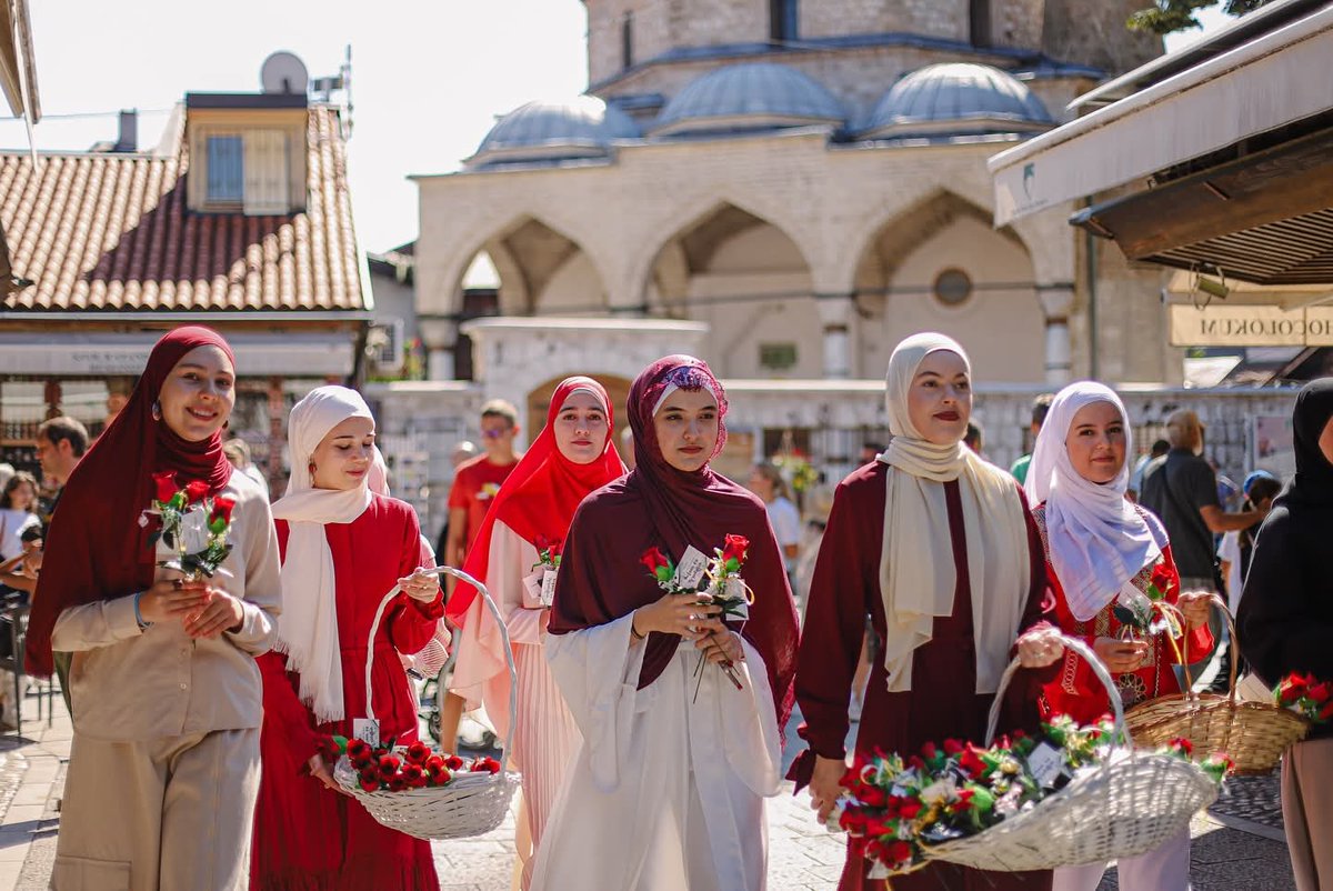 e_secer's tweet image. Saraybosna'da Peygamberimizin doğum günü sebebiyle, 20 yıldan fazla düzenlenen "Selam Ya Resulallah" etkinlikte bu yıl da 571 gül dağıtıldı. Gülleri esnaflar vitrinlerine koyuyor ve geçenlere dağıtılıyor.

Etkinlikte konferanslar, sergiler, ilahi konserleri vs oluyor.