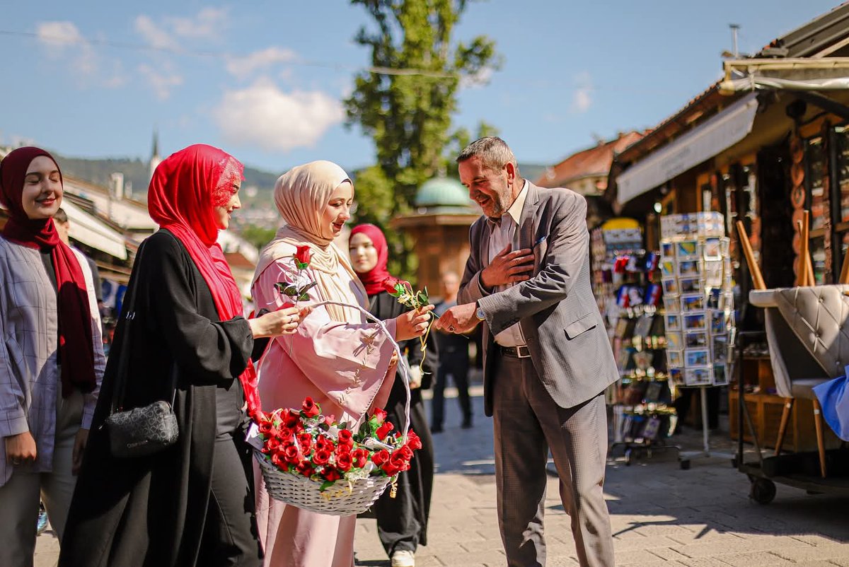 e_secer's tweet image. Saraybosna'da Peygamberimizin doğum günü sebebiyle, 20 yıldan fazla düzenlenen "Selam Ya Resulallah" etkinlikte bu yıl da 571 gül dağıtıldı. Gülleri esnaflar vitrinlerine koyuyor ve geçenlere dağıtılıyor.

Etkinlikte konferanslar, sergiler, ilahi konserleri vs oluyor.