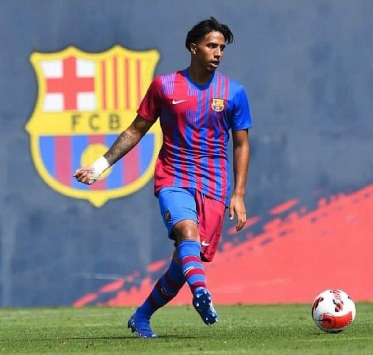 DeKoempels's tweet photo. Diego Almeida Crespo, ook wel Diego Almeida. De ambitieuze verdediger die o.a. in de jeugdopleiding van FC Barcelona speelde lijkt vertrokken te zijn uit Kerkrade.

Bij @SDHuesca B stond Diego recent meerdere malen in de basisopstelling.

#diegoalmeida #RodaJC https://t.co/6wHHY2NO9O