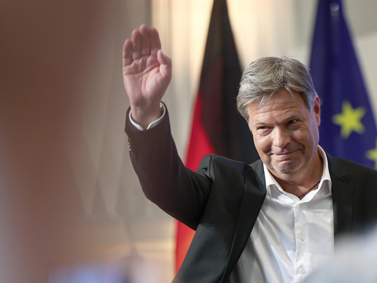Hallo Staatsanwälte 

Der Kinderbuchautor verliert im September seine Immunität.

Die Liste der Verbrechen ist lang

Impfverbrechen 
Kriegsverbrechen 
Schlepperei 
Korruption und Vetterwirtschaft 
Deindustrialisierung BRD
Hochverrat Nordstream 2 
Zerstörung von Volkseigentum
