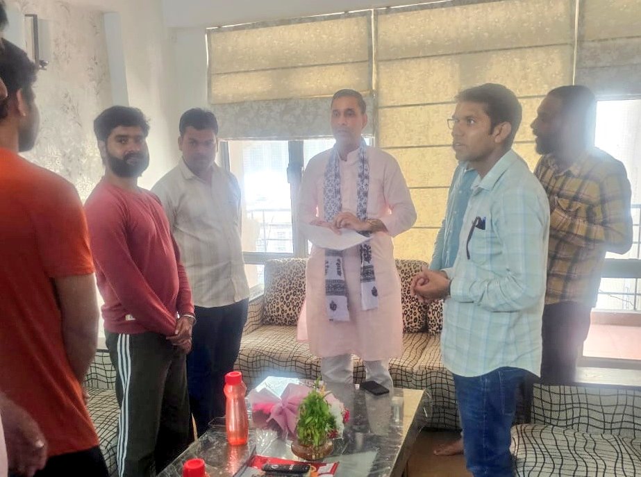 AshokSaini_BJP's tweet photo. राजस्थान पुस्तकालय अध्यक्ष ग्रेड तृतीय भर्ती–2024 के परीक्षार्थियों के विभिन्न समूहों ने भाजपा प्रदेश कार्यालय एवं मेरे आवास पर पहुंचकर भर्ती में पदों की संख्या बढ़ाने की मांग को लेकर ज्ञापन सौंपा।

युवाओं की इस उचित मांग को प्रदेश की भाजपा सरकार में सक्षम स्तर तक पहुंचाने का पूरा प्रयास करूंगा। 

माननीय मुख्यमंत्री श्री भजनलाल शर्मा जी के नेतृत्व में प्रदेश सरकार युवाओं के भविष्य और रोजगार को लेकर बेहद गंभीर है। सरकार लगातार सभी भर्तियों को पारदर्शिता, न्याय और सकारात्मक दृष्टिकोण से ले रही है ताकि अधिक से अधिक योग्य युवाओं को रोजगार के अवसर मिल सकें।

#AshokSaini #BhajanlalSharma #BjpGovernment #आपणो_अग्रणी_राजस्थान @BhajanlalBjp