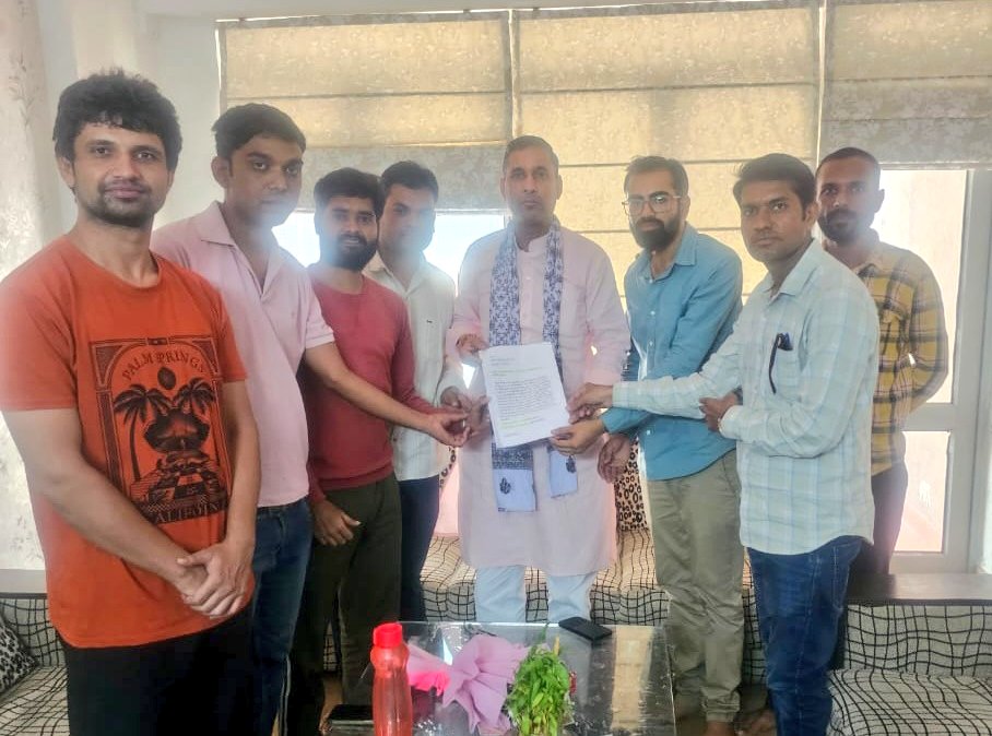 AshokSaini_BJP's tweet photo. राजस्थान पुस्तकालय अध्यक्ष ग्रेड तृतीय भर्ती–2024 के परीक्षार्थियों के विभिन्न समूहों ने भाजपा प्रदेश कार्यालय एवं मेरे आवास पर पहुंचकर भर्ती में पदों की संख्या बढ़ाने की मांग को लेकर ज्ञापन सौंपा।

युवाओं की इस उचित मांग को प्रदेश की भाजपा सरकार में सक्षम स्तर तक पहुंचाने का पूरा प्रयास करूंगा। 

माननीय मुख्यमंत्री श्री भजनलाल शर्मा जी के नेतृत्व में प्रदेश सरकार युवाओं के भविष्य और रोजगार को लेकर बेहद गंभीर है। सरकार लगातार सभी भर्तियों को पारदर्शिता, न्याय और सकारात्मक दृष्टिकोण से ले रही है ताकि अधिक से अधिक योग्य युवाओं को रोजगार के अवसर मिल सकें।

#AshokSaini #BhajanlalSharma #BjpGovernment #आपणो_अग्रणी_राजस्थान @BhajanlalBjp