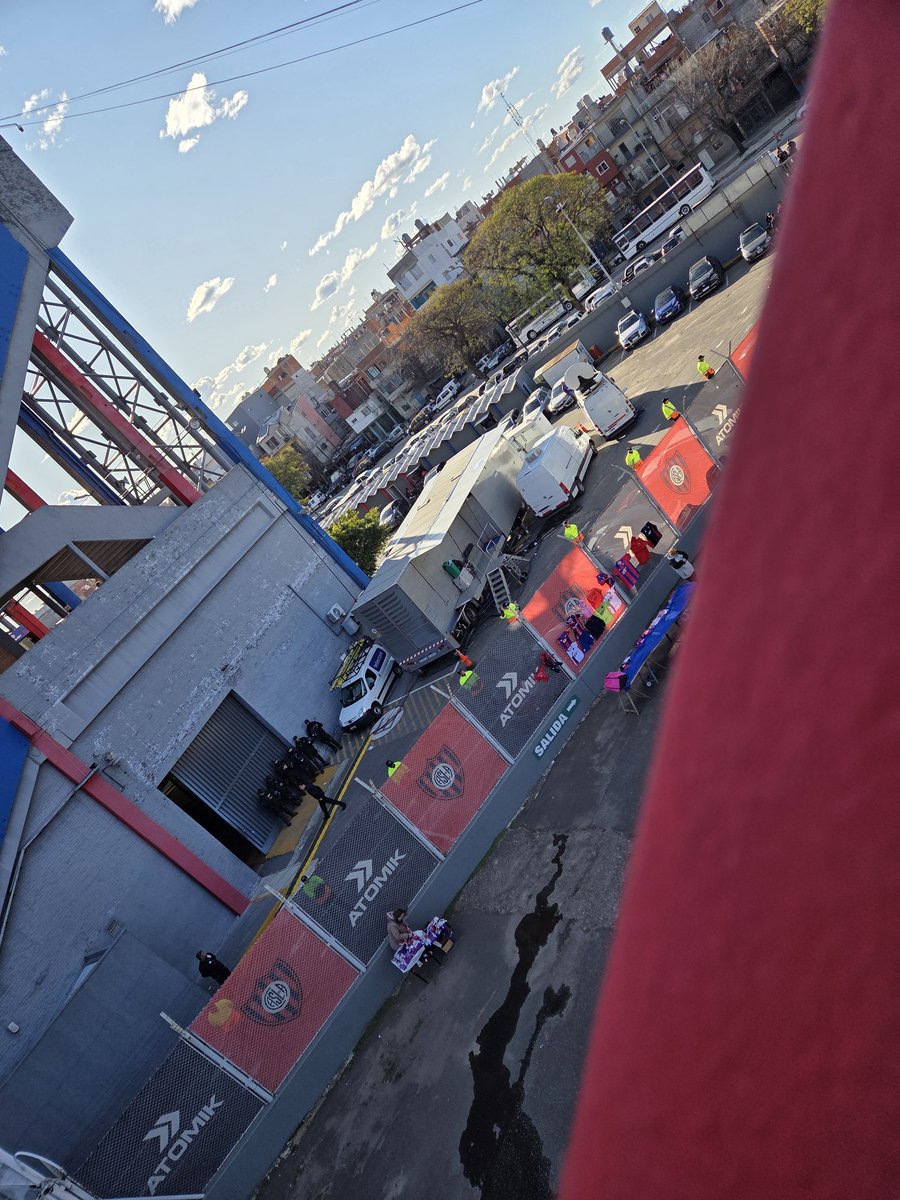 Siempre en el segundo tiempo ingresan.... aca si es raro aunque en las otras fechas había mas policías. <a href="/aldyvflores/">Aldana Flores 🇦🇷</a>