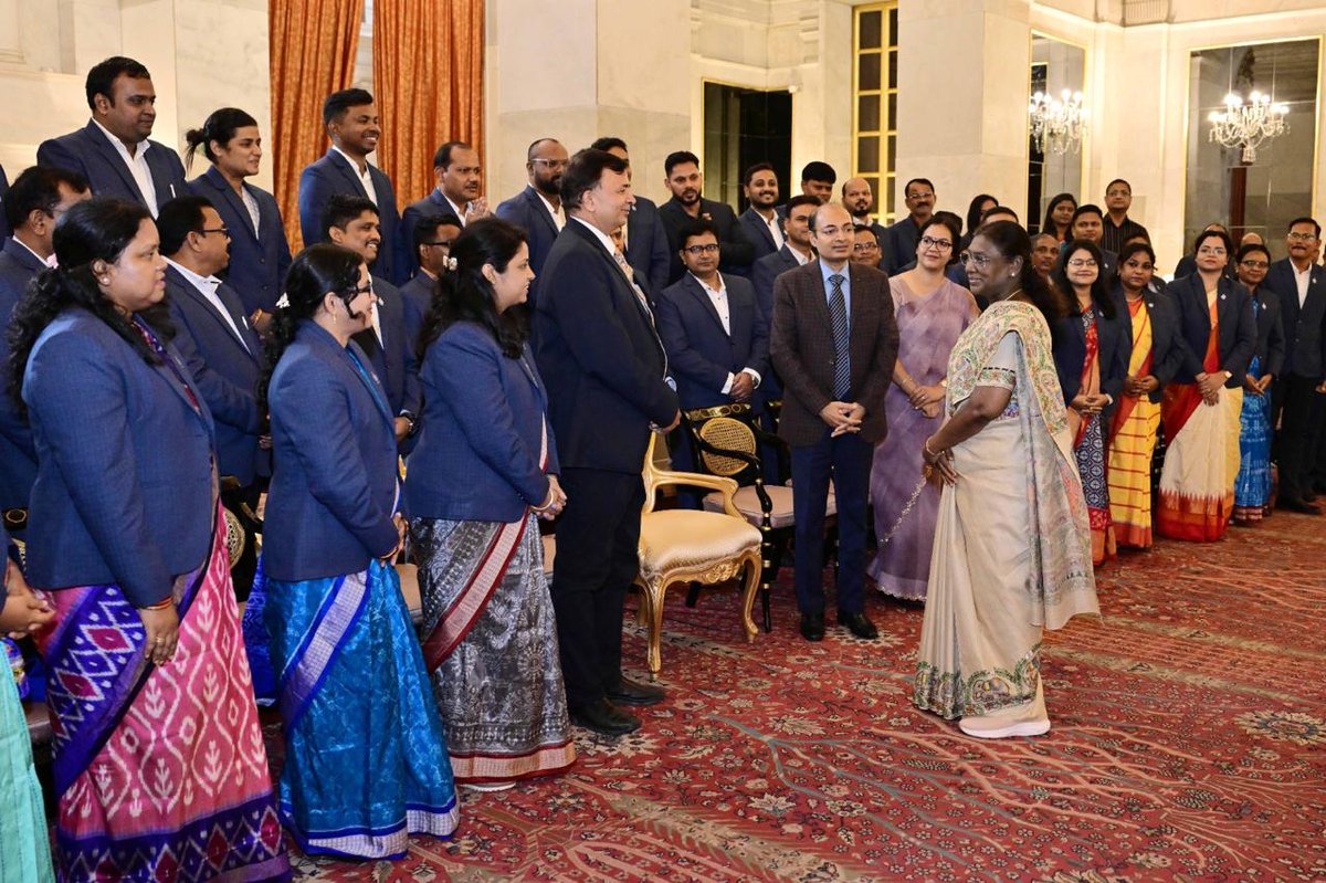 The Officer Trainees of the OAS (PR) 5th batch  undergoing their induction training at Gopabandhu Academy of Administration, had the honour of interacting with the Hon’ble President of India, Smt. Droupadi Murmu, during their training-cum-exposure visit to IIPA, New Delhi.