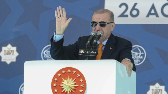 🔴Cumhurbaşkanı Erdoğan:

Suriye'deki tüm kardeş halklar gibi Kürtlerin de güvenliğinin, huzurunun, esenliğinin teminatı Türkiye'dir. 

Yönünü Ankara'ya ve Şam'a dönenler kazanacak.
 #MalazgirtZaferi #KardeşliğinZaferi