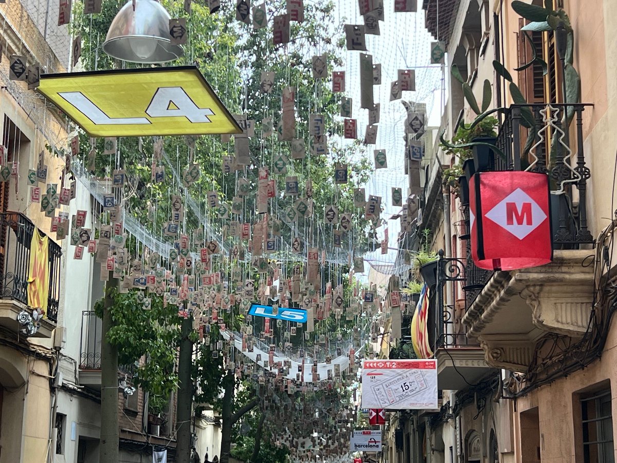 🚇🥳El #metrobcn, protagonista dels guarniments del carrer Sagunt a la #FMsants 

🔝La comissió de festes ha recreat un metro, bitllets  històrics i altres elements per commemorar els #100anysmetro

🔗 Més info a ow.ly/uu1G50WLYS7