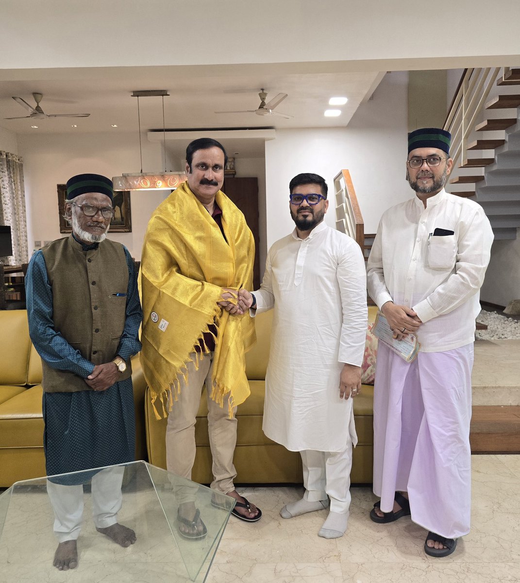 draramadoss's tweet photo. நாகூர் தர்கா 469-வது வருட கந்தூரி விழாவில் கலந்து கொள்ள வேண்டி, நாகூர் தர்கா பரம்பரை அறங்காவலர் ஹாஜி செய்யது முஹம்மது கலிபா சாஹிப், நாகூர் தர்கா பரம்பரை ஆதீனமும், 11-ம் தலைமுறையுமாகிய S.K.ஹாஜா ஹுசைன் சாஹிப், ஜனாப் ஷா நவாஸ் (தென்னிந்திய தர்காக்கள் பள்ளிவாசல்கள் அசோசியேசன் ஊடக பிரிவு தலைவர்) ஆகியோர் நேரில் சந்தித்து அழைப்பு விடுத்த போது.!