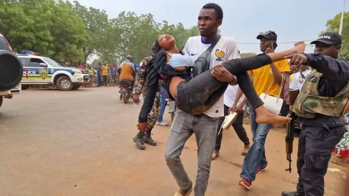 ⚡🇨🇫 RCA : 2 ex-cadres d’Enerca condamnés à 2 ans de prison pour négligence après la bousculade mortelle du lycée Boganda (25 juin).
👉 L’ex-DG, lui, est acquitté.
Une question reste : qui répond vraiment de la mort de ces lycéens ? 😔

#Centrafrique #Justice #Bangui