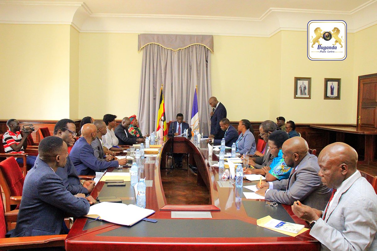 Katikkiro <a href="/cpmayiga/">Charles Peter Mayiga</a> atongozza olukiiko lwa bantu 11 olwa bboodi ya Obutondebwensi ne Bulungibwansi eya Buganda nga bano bakulemberwa Hajjat Aphwa Kaawaase Ssebyala, Amyukibwa Mw. Everest Kizito Mugambwa.

Katikkiro bano abasabye okukozesa obukugu bwabwe okukwatizaako Minisitule