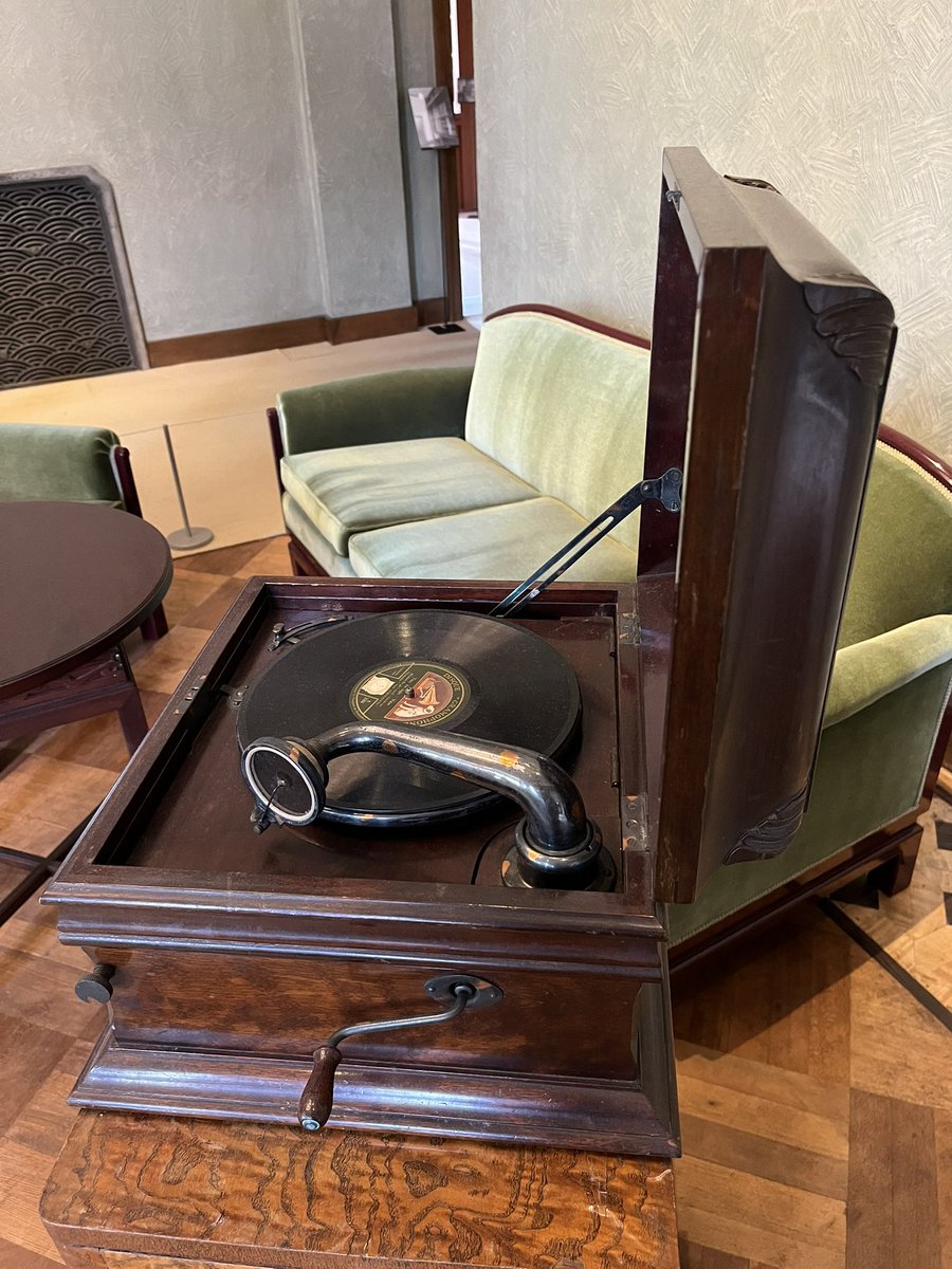 庭園美術館の蓄音機、一昨年自分が行った時にはちゃんとSP盤乗っかってた
どうしてLPになったのか('ω')