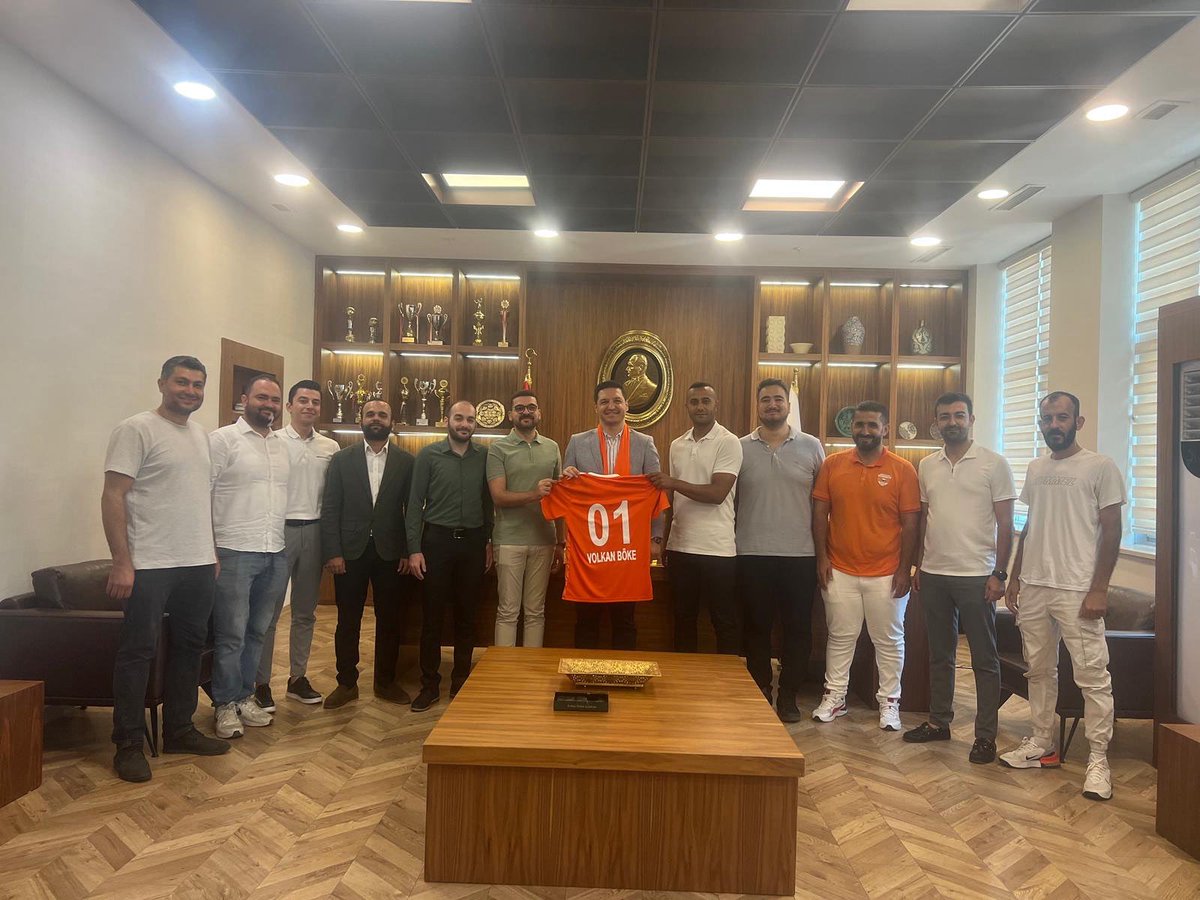 Turbeyler Grubu olarak Turuncu Beyazlılar Derneği ile birlikte Adana Baro Başkanımız Sayın Av. Volkan Böke'yi ziyaret ettik. Ziyaretimizde, camiamızın olası yaşayabileceği her türlü olumsuzlukta hukuki açıdan yanımızda olacaklarını belirten Baro Başkanımıza teşekkür ediyoruz.