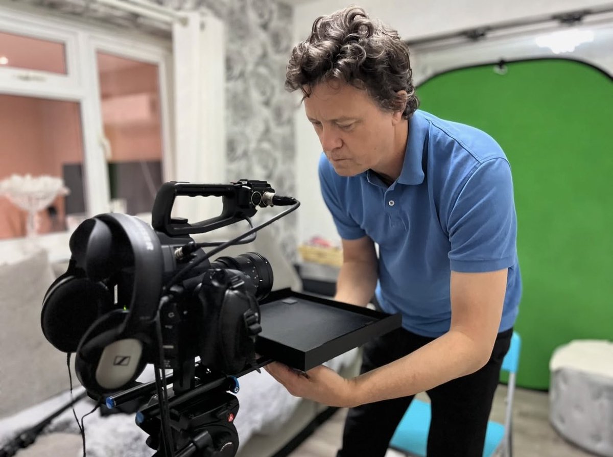 magicvideobox's tweet image. Here are the (very quick and easy) stages of setting up the MVB🎥⏳✅

#quicksetup #easysetup #magicvideobox #behindthescenes #filmproduction #interviewfilming