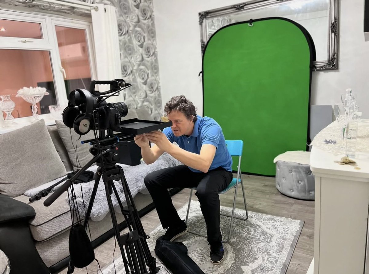 magicvideobox's tweet image. Here are the (very quick and easy) stages of setting up the MVB🎥⏳✅

#quicksetup #easysetup #magicvideobox #behindthescenes #filmproduction #interviewfilming