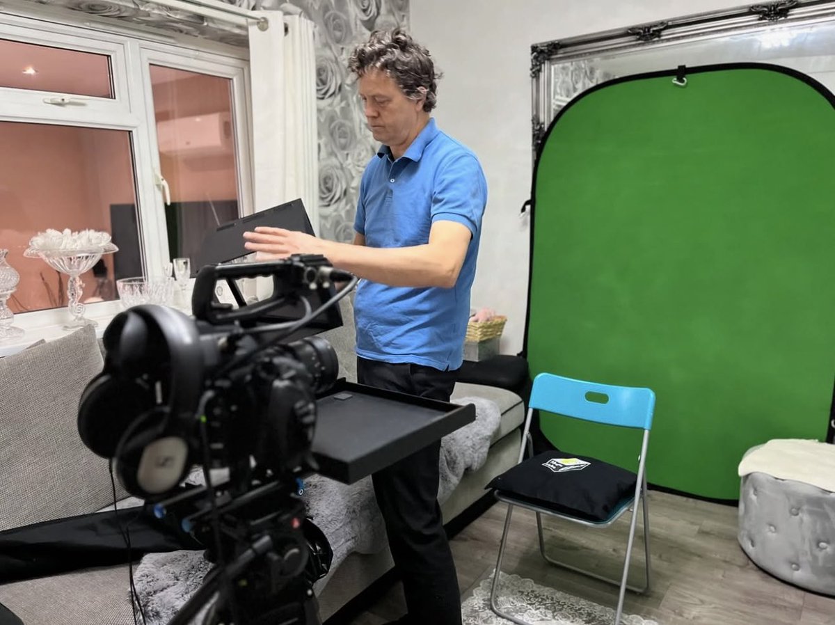 magicvideobox's tweet image. Here are the (very quick and easy) stages of setting up the MVB🎥⏳✅

#quicksetup #easysetup #magicvideobox #behindthescenes #filmproduction #interviewfilming