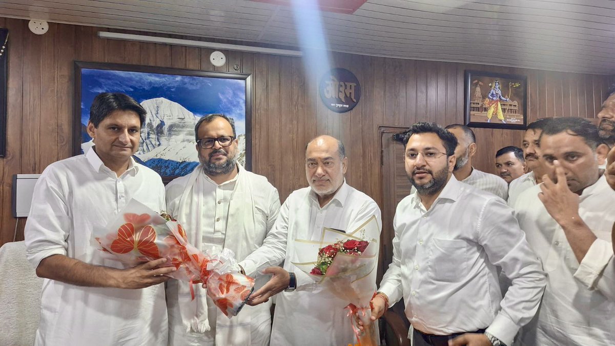 INCAshokMehta's tweet photo. आज शहज़ादपुर आवास पर आये लोकसभा रोहतक के लोकप्रिय एवं ऊर्जावान सांसद श्री @DeependerSHooda जी व अंबाला लोकसभा सांसद श्री @VarunMullana जी का साथियों के साथ आत्मीय स्वागत किया गया। इस अवसर पर माननीय सांसद जी ने प्रेस वार्ता की और सभी साथियों के साथ रूबरू हुए। @INCIndia https://t.co/rTur8aiOjo