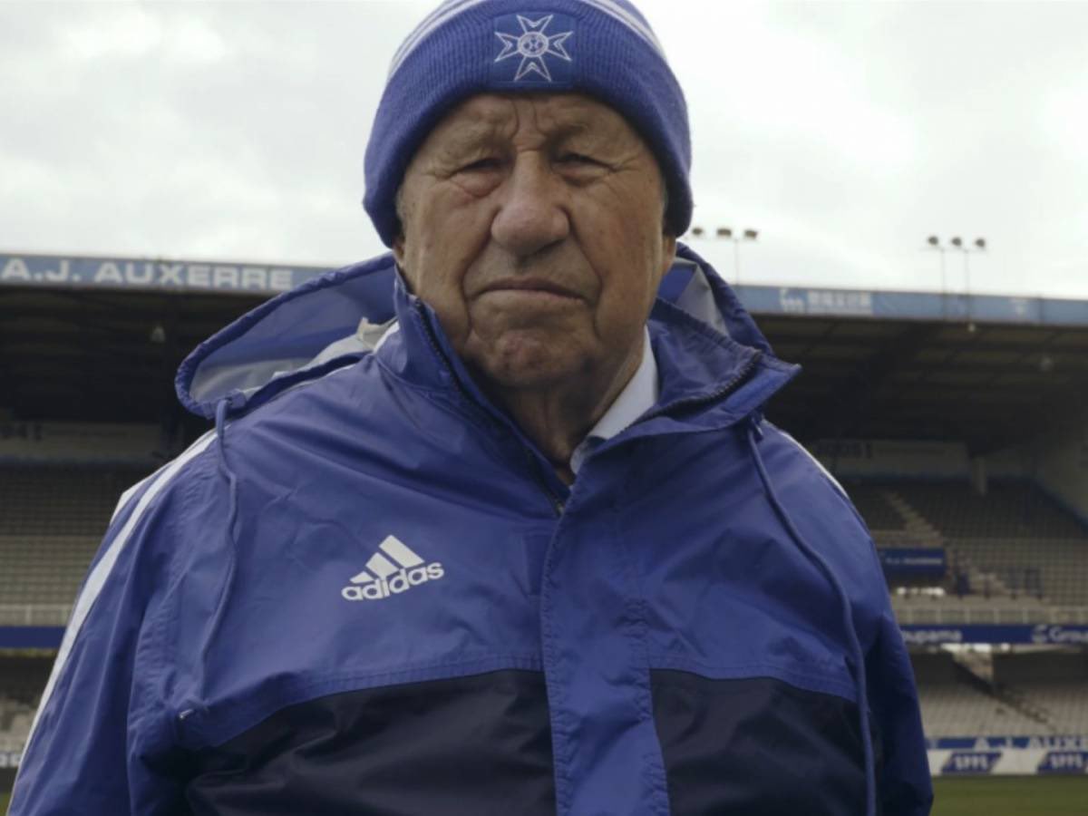 🚨FLASH Lassine Sinayoko, toujours en fuite, aurait été stoppé dans sa course par Guy Roux lui-même dans son village d’Appoigny !

📄 Le Joueur a logiquement prolongé de 8 ans à l’AJ Auxerre sous les menaces de la légende locale !

❌ Le joueur ne se rendra donc pas à Lens.