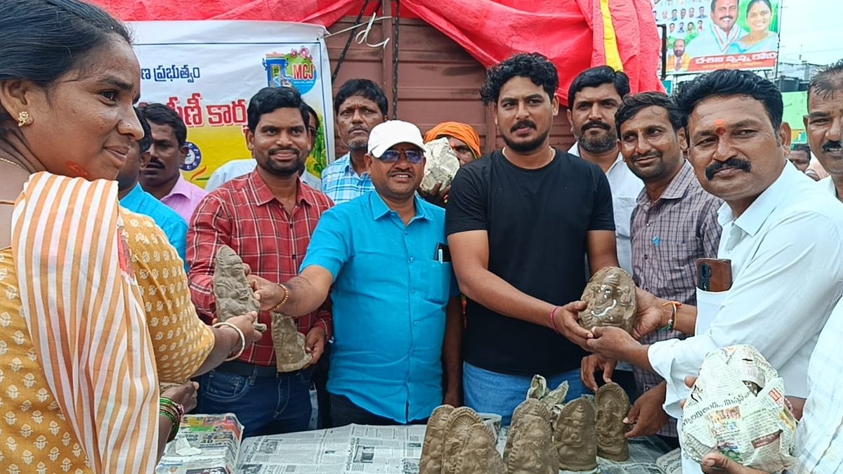 As part of 100 days action plan. Distribution of Ganesh clay  idols to citizens in Jammikunta municipality.
<a href="/MoHUA_India/">Ministry of Housing and Urban Affairs</a>
<a href="/RoopaMishra77/">Roopa Mishra</a>
<a href="/tksreedevi/">TK Sreedevi</a>
<a href="/cdmatelangana/">C&DMA</a>
<a href="/SwachhBharatGov/">Swachh Bharat Urban</a>
<a href="/SBMU_Telangana/">SBM (U) TELANGANA</a>
<a href="/tgmepma/">TMEPMA</a>
#TelanganaRising
#TG100DaysActionPlan
#OkaMarpu_AbhivrudhikiMalupu