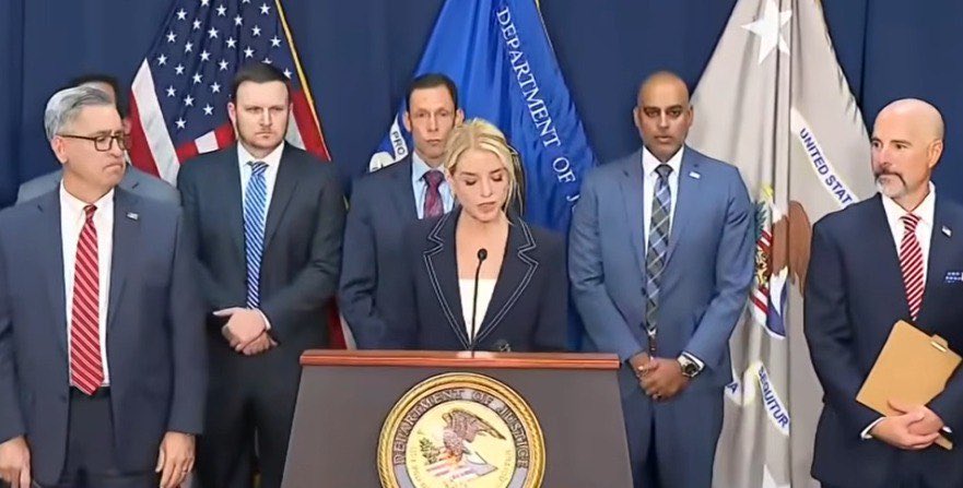 A 96 días de las elecciones el Gobierno de Libre recibe como balde de agua fría las declaraciones de la Fiscal General de USA 🇺🇸 <a href="/PamBondi/">Pam Bondi</a> donde nuevamente ratifica que Investigan puente aéreo para traficar drogas desde Venezuela por Honduras 🇭🇳 sobornando a funcionarios