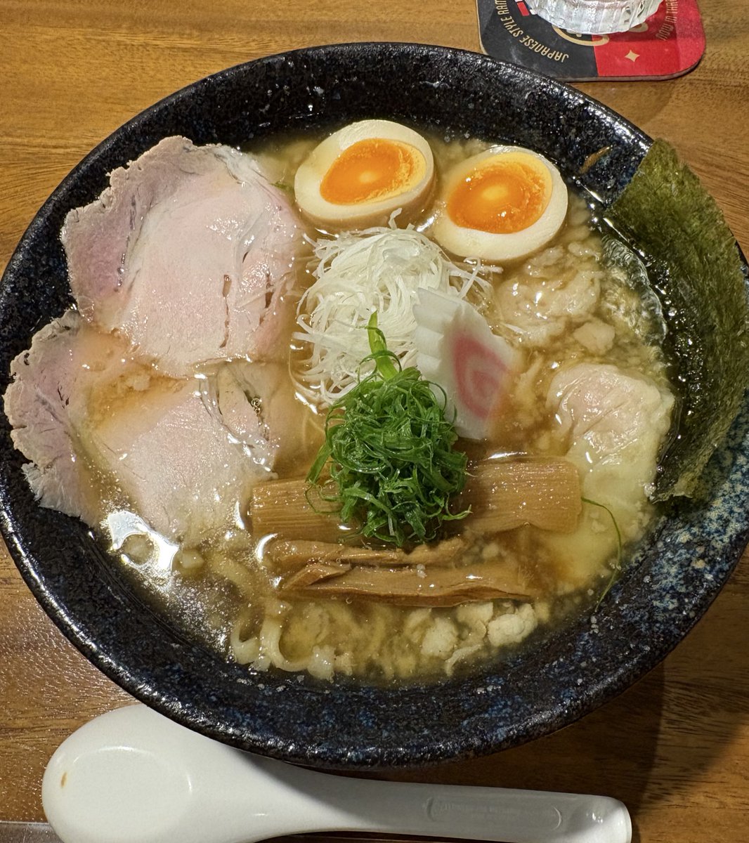 ラーメン味彩、アソークのランチでよく行くのだけど、最近初めて食べた極上醤油ラーメンが美味しくて夏。
スープ最後まで飲み干したくなるし麺がまた絶妙。こってり好き的には背脂増もできるのが嬉しいっス🤤