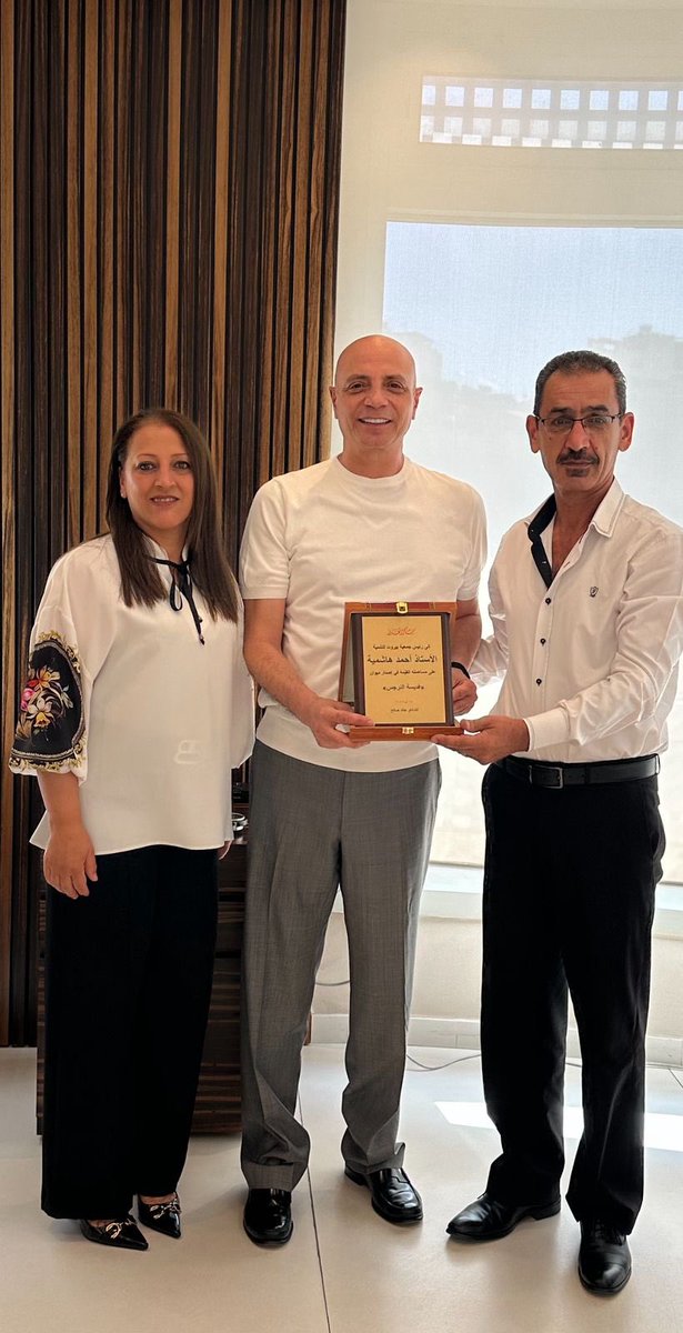 استقبل رئيس جمعية بيروت للتنمية الاجتماعية السيد أحمد هاشمية، الشاعر السيد خالد صالح وعقيلته، في زيارة شكر وتقدير لمساهمته في إصدار ديوان “قديسة النرجس”.

وخلال اللقاء، قدّم الشاعر صالح درع شكر وتقدير للسيد أحمد هاشمية عربون امتنان لدعمه ومساندته.

<a href="/ahmadhachmieh/">Ahmad Hechmieh- احمد هاشمية</a> 

#بيروت