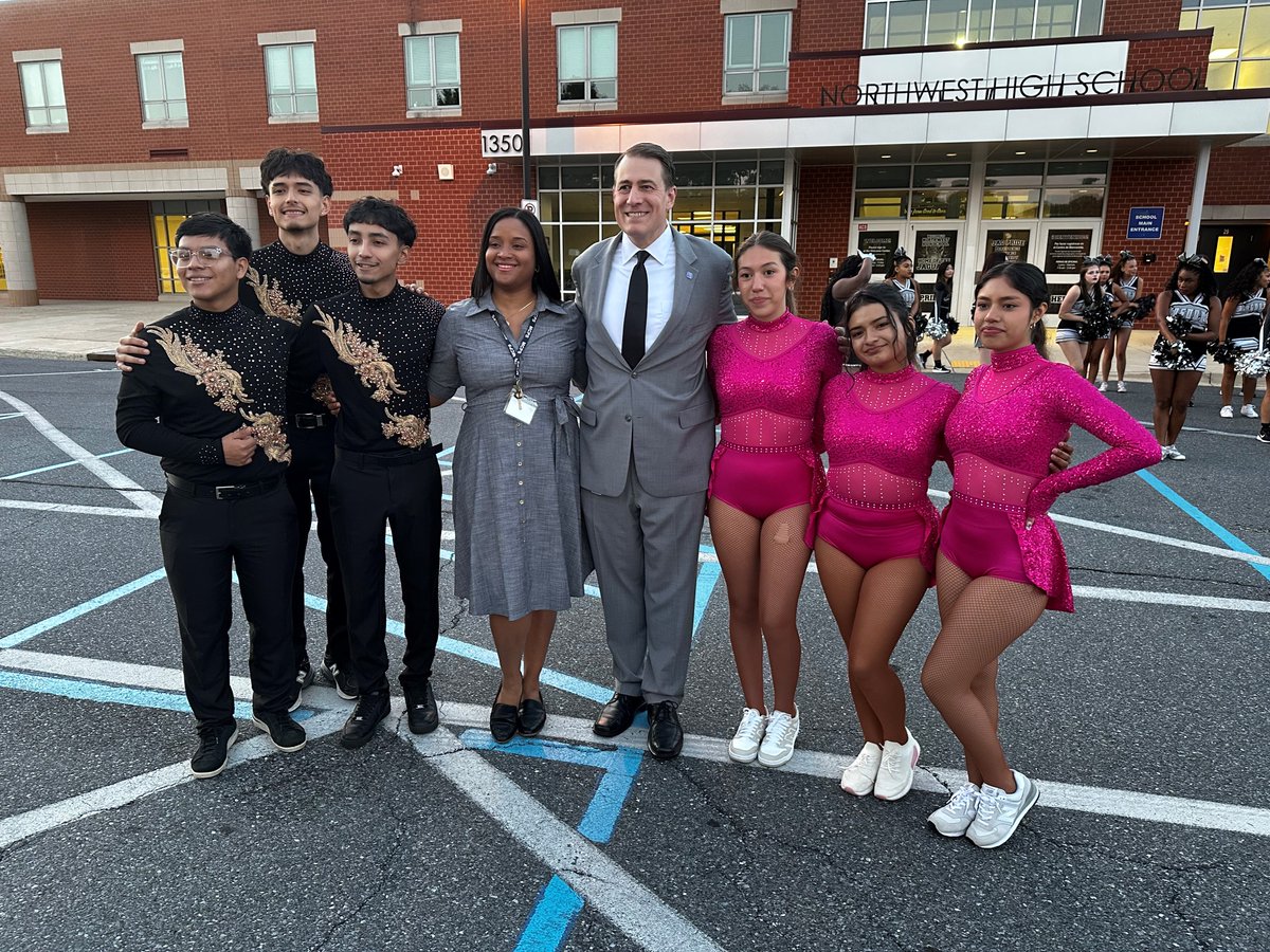 MCPS's tweet image. 🔔School is back in session!📚
Excited to kick off the new year with Northwest High School. #FirstDayOfSchool #MCPSFutureReady