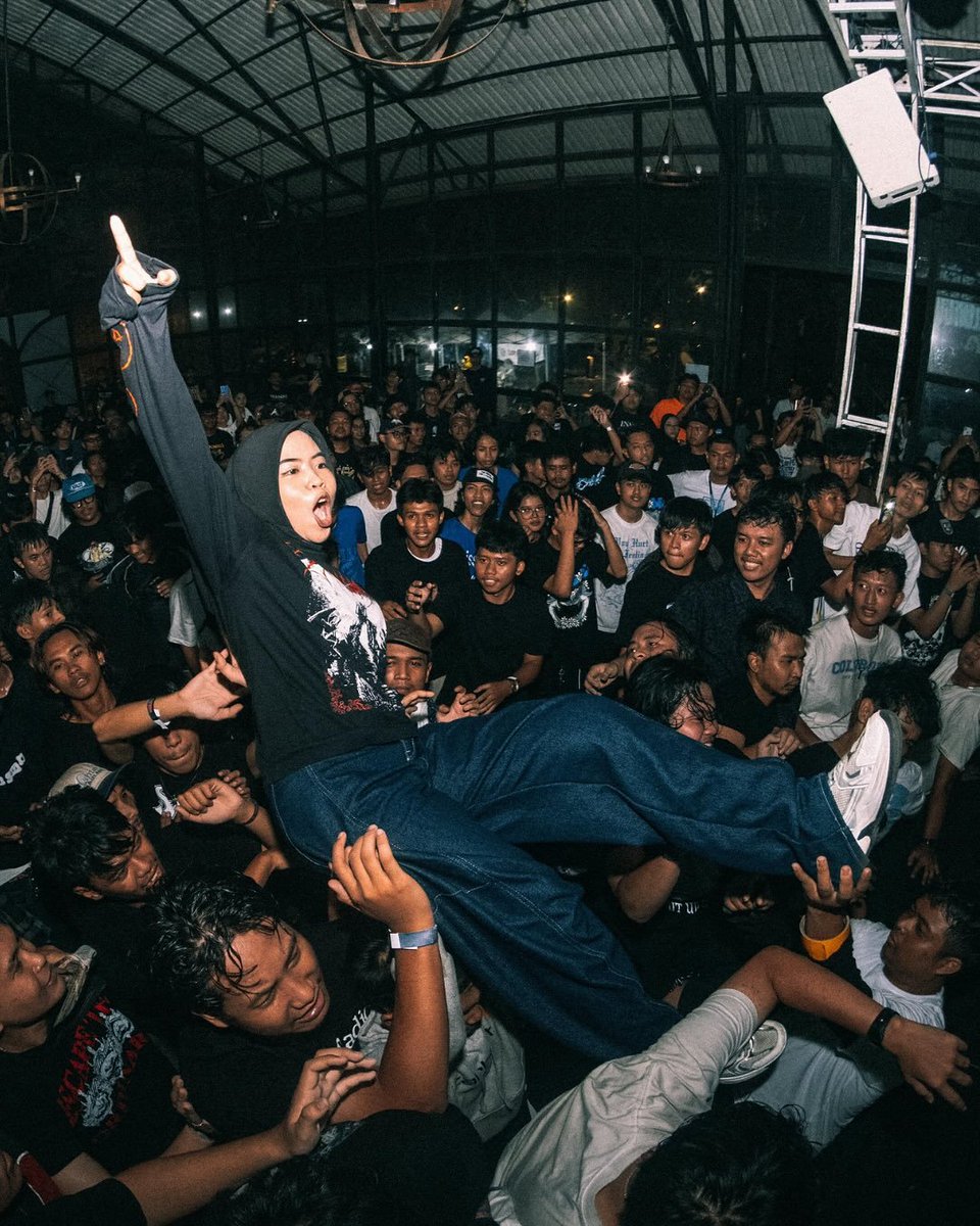 khoirunnisadaa's tweet image. long live crowdsurfers!🏄🏻‍♀️🎸