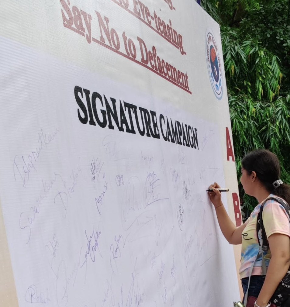 Aprajitadu's tweet image. Thousands of voices. One pledge.

ABVP’s signature campaign against Ragging, Eve-Teasing &amp;amp; Defacement across all Delhi University colleges.

#ABVP #ABVPforStudents 
@abvpvoice @ABVPDelhi