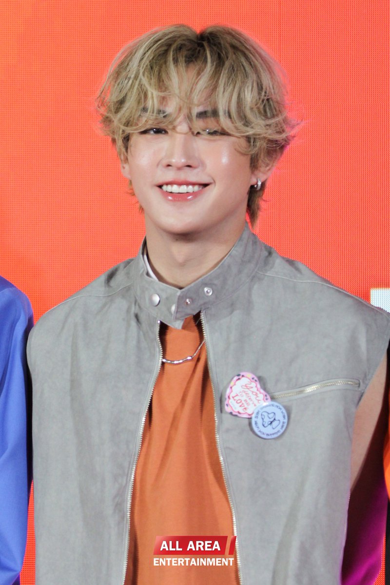 " ฮาร์ท “ จาก BUS because of you i shine ✨ ศิลปิน T-POP ขวัญใจ Gen Z มาเสิร์ฟความฟินแบบจัดเต็มที่งาน “แฟนต้า” ลิ้นจี่ ท้าตัวตึงเจนซ่า เปิดเซ้นส์ซ่า 5 สัมผัส 🤗.
#HEARTchuthiwat 
#แฟนต้าลิ้นจี่xbus 
#FANTAXBUS 
#BUSbecauseofyouishine