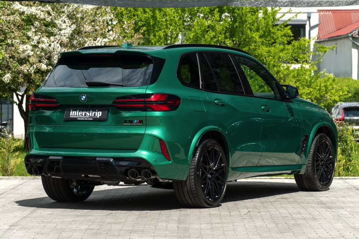 Earlsimxx's tweet photo. Daily Driver: 2025 BMW X5 M Competition - finished in Isle of Man Green over Beige. Trailer coupling is fitted already, M Shadow Line on the outside, soft close doors (they are quite heavy) and M sports exhaust system.

Inside gets a full pano roof, heated/cooled seats, Harman Kardon, heated/cooled cup holders and Refrigerator.