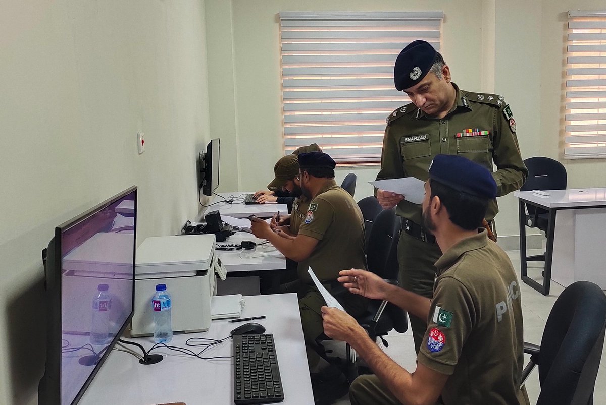 ✓سرگودھا: ریجنل پولیس آفیسر، محمد شہزاد آصف خان نے ڈی پی او محمد صہیب اشرف کے ہمراہ سیف سٹی کا دورہ کیا۔
✓ ایس پی آپریشنز سیف سٹی عامر مشتاق نے بریفنگ دیتے ہوئے بتایا کہ ای چالان کا آغاز کر دیا گیا ہے  اور شہر بھر میں نصب سی سی ٹی وی کیمروں  کے ذریعے مانیٹرنگ مسلسل جاری ہے۔