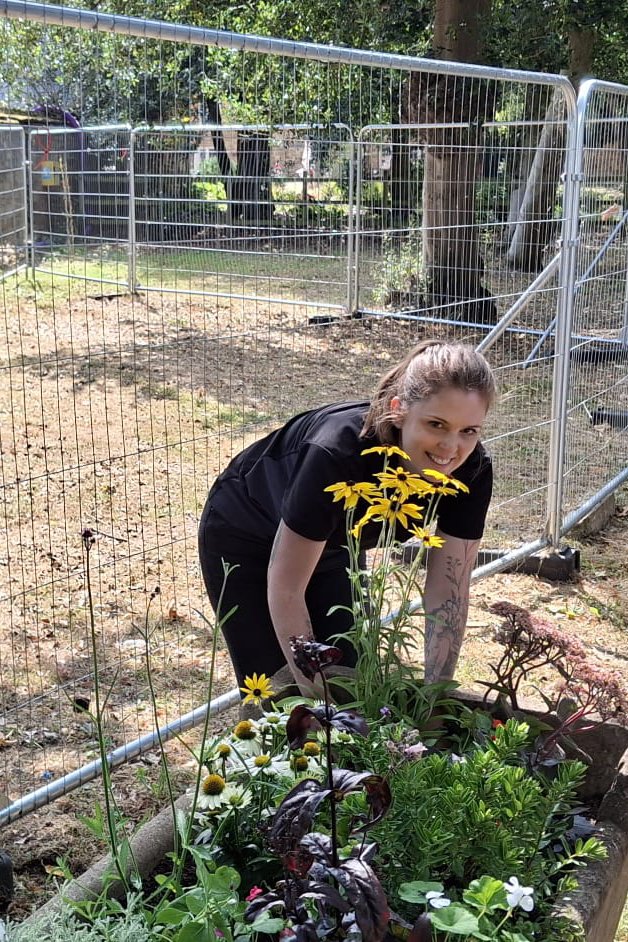 BriggsForrester's tweet image. 🌺🌱SOWING THE SEED FOR SOCIAL VALUE 🌱🌺

Last week our Group Sustainability Manager, Toni Birch, spent some time at one of our local projects, Delapre Abbey, to assist their volunteer gardener in planting up some concrete troughs. 

#excellenceateverylevel #socialvalue