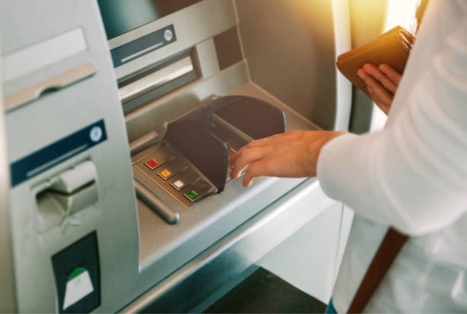💳🤔 Al sacar dinero del cajero automático, mantén la atención en tu entorno.
Evita que personas desconocidas se acerquen demasiado.
Si notas algo raro, cancela la operación y busca otro cajero.
#SeguridadCiudadana #Prevención #policialocaldeleganes