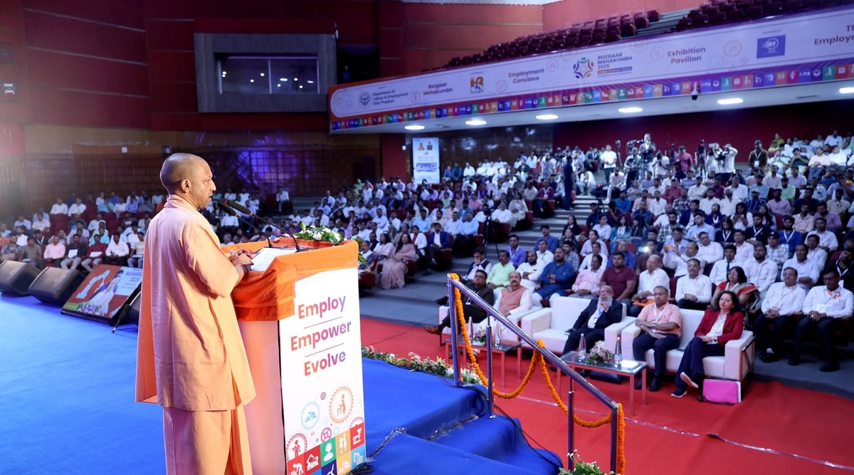 AtalAwasiya's tweet image. आज माननीय मुख्यमंत्री श्री @myogiadityanath जी ने ‘मिशन रोजगार’ अभियान के अंतर्गत लखनऊ में श्रम एवं सेवायोजन विभाग द्वारा आयोजित रोजगार महाकुंभ-2025 का शुभारंभ किया।
इस अवसर पर मुख्यमंत्री जी ने अटल इंटिग्रेटेड मॉनिटरिंग सिस्टम पोर्टल का भी लोकार्पण किया।

#YogiAdityanath