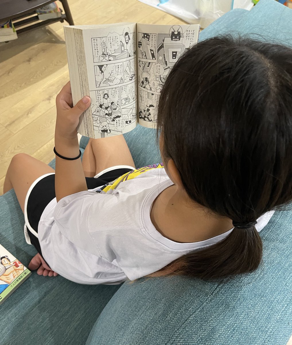 夏休みで遊びに来てる小学生の姪っ子。

食後のひとときでおとなしいなぁと思ったら、本棚から取り出してきてキン肉マン読んでた！

初めて読んだとの事だけど、すごく面白いって🤣
いい子だ！（笑）

学校のみんなにも広めてね☺️

#キン肉マン