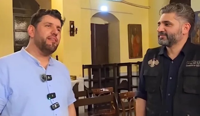 Syria: Islamic chanter enters Greek Orthodox church with minister of culture, sings hymn saying Christ was created - 
 jihadwatch.org/2025/08/syria-…