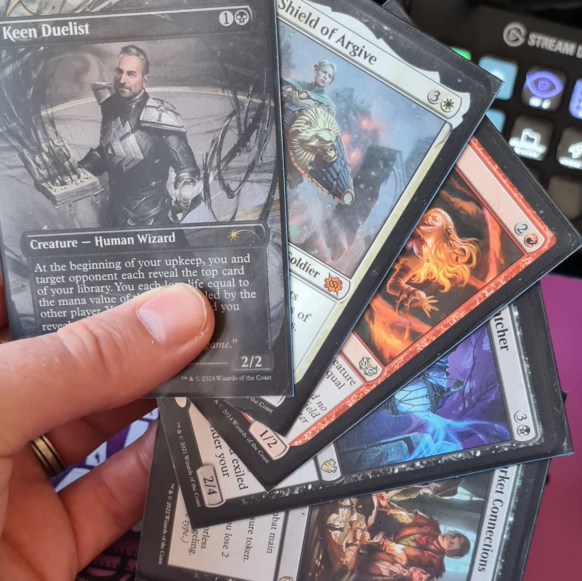 Trynn and Silvar are such an underrated commander pairing 
This deck is one of my faves. The entire game plan is to feed humans to make the kitty cat bigger 

Check out the decklist on Moxfield

moxfield.com/decks/Y6VK3CNq…

#MTG #UKMTG   #magicthegathering  #magic #edh #wotc