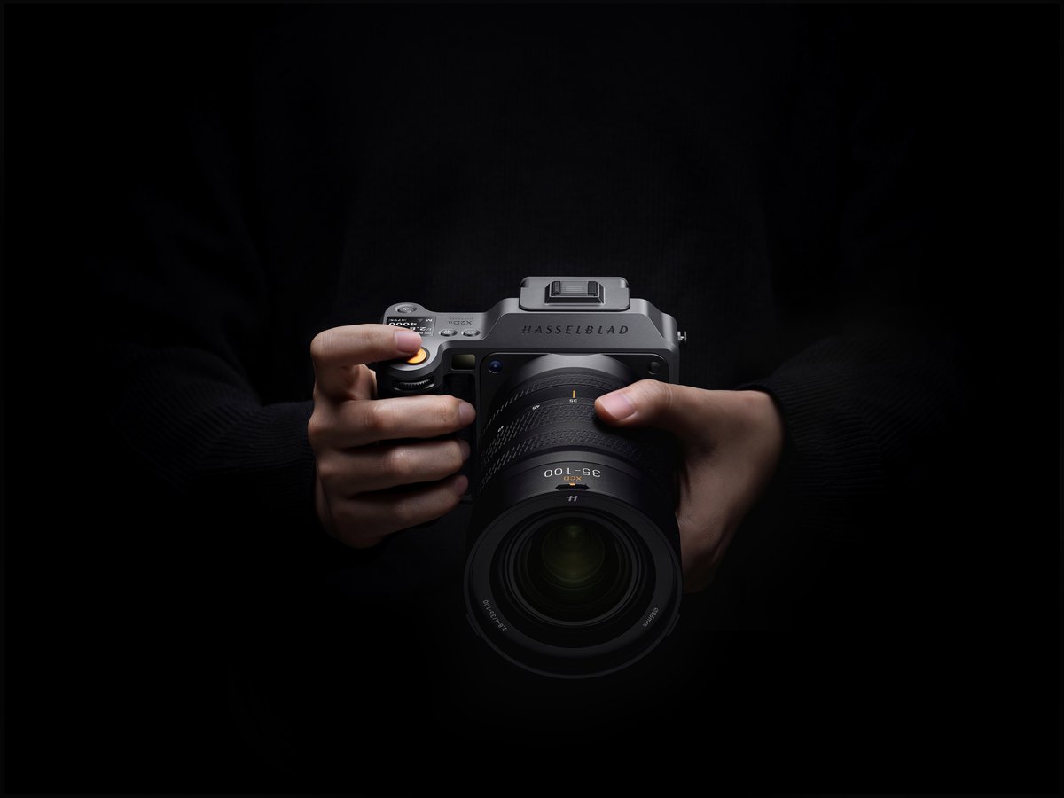 with_Hasselblad's tweet image. 【新商品情報】

8月26日21時、ハッセルブラッドはX2D後継機で大幅な改良が行われた革新的な中判デジタルカメラ、X2D Ⅱ 100Cを発表発売いたしました。

次世代AF・AF-C対応、5軸10段ボディ内手ブレ補正を搭載、中判デジタルの常識を超えるフラッグシップカメラです。

#Hasselblad
#ハッセルブラッド