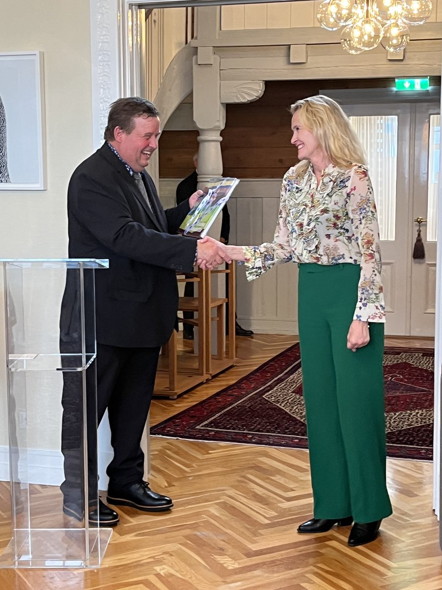 CanadaIceland's tweet photo. 🇮🇸🇨🇦 Reykjavík Mayor Heiða Björg Hilmisdóttir hosted Gimli Mayor Kevin E. Chudd to mark 150 years of #Icelandic migration to #Canada.
A celebration of enduring ties and shared heritage between 🇮🇸 &amp; 🇨🇦.
#NewIceland150 #Reykjavík #Gimli #IcelandCanada https://t.co/CNnxmJD0Fy