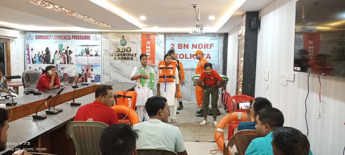 02ndrf's tweet image. 2nd Bn #NDRF द्वारा मदारीहाट, अलीपुरद्वार के BDO ऑफिस ब्लॉक में CAP कार्यक्रम आयोजित किया गया जिसमें आपदा प्रबंधन, CPR, अग्नि सुरक्षा, भूकंप-सुरक्षा, बाढ़, भूस्खलन, साँप काटना, मोबाइल ऐप्स आदि पर प्रशिक्षण दिया गया।
#DisasterPreparedness #CommunityAwareness
@NDRFHQ
@AlipurduarDm
