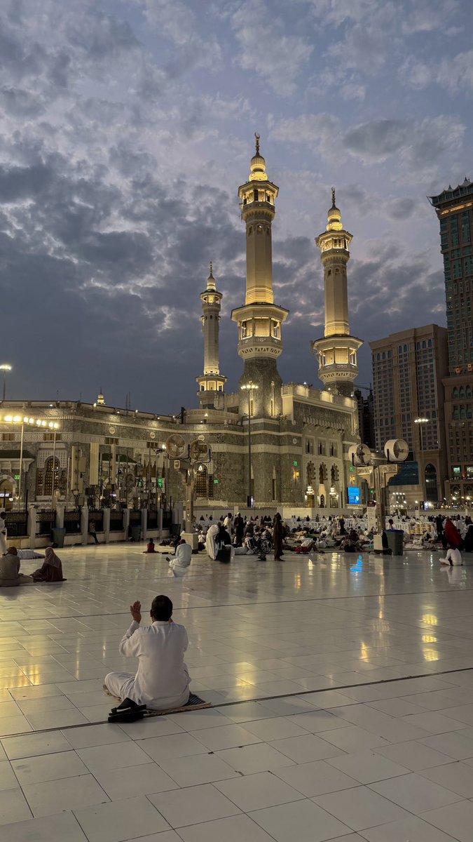 "لأنكَ اللهُ لا أشكو إلى بشرٍ
وأرتجيكَ لِجبرِ الروحِ ربّاهُ"..