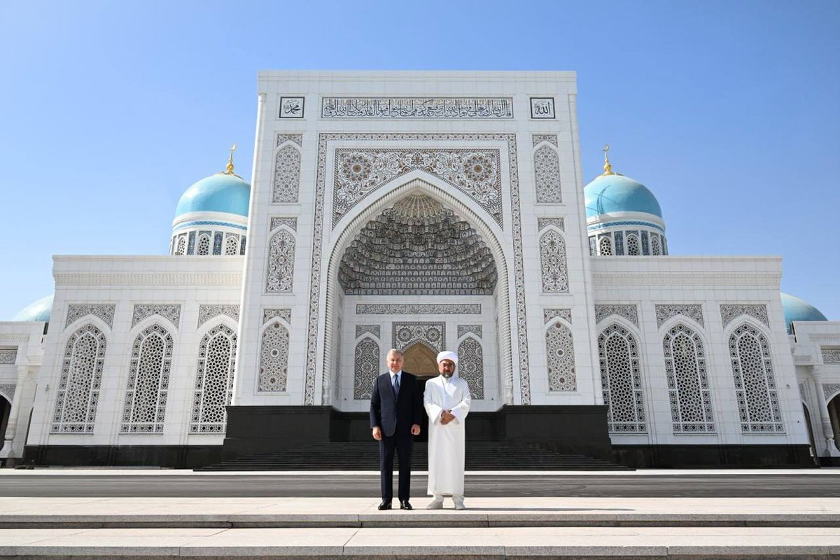 max_otabek's tweet photo. Upon arrival in Samarkand, President Shavkat Mirziyoyev, in accordance with the noble tradition, first visited the mausoleum of Imam Bukhari. https://t.co/Kgn5bPFs8o